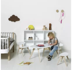 Devant -LES ENFANTS DU DESIGN Soldes 041610 table enfant wood blanc oliver furniture 2 1264x1234 1