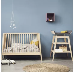 Lit Bébé Linea Leander - Chêne -LES ENFANTS DU DESIGN Soldes ambiance lit bebe table a langer leander 1 1264x1234