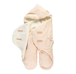 Couverture Nomade Kiss Me Gold Stella - Dream Pink -LES ENFANTS DU DESIGN Soldes chanceliere kiss me stella elements nobodinoz rose 2 1264x1234