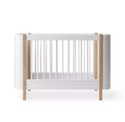 Lit Bébé évolutif Mini+ Wood Sans Kit De Conversion - Blanc/Chêne -LES ENFANTS DU DESIGN Soldes lit bebe evolutif wood mini plus sans kit chene oliver furniture 1 1264x1234 1