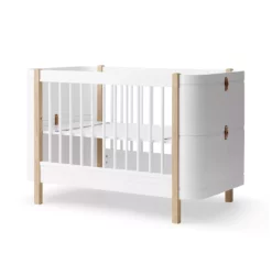 Lit Bébé évolutif Mini+ Wood Sans Kit De Conversion - Blanc/Chêne -LES ENFANTS DU DESIGN Soldes lit bebe evolutif wood mini plus sans kit chene oliver furniture 3 1264x1234