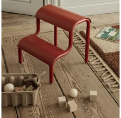 Ferm LIVING Tabouret Marche-pied Up Step - Rouge -LES ENFANTS DU DESIGN Soldes marche pieds step rouge ferm living 2 1264x1234