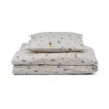 Liewood Parure De Lit Fruit - Bleu Clair 2 Liewood Parure De Lit Fruit - Bleu Clair -LES ENFANTS DU DESIGN Soldes parure de lit fruits dove bleu liewood 1 1264x1234