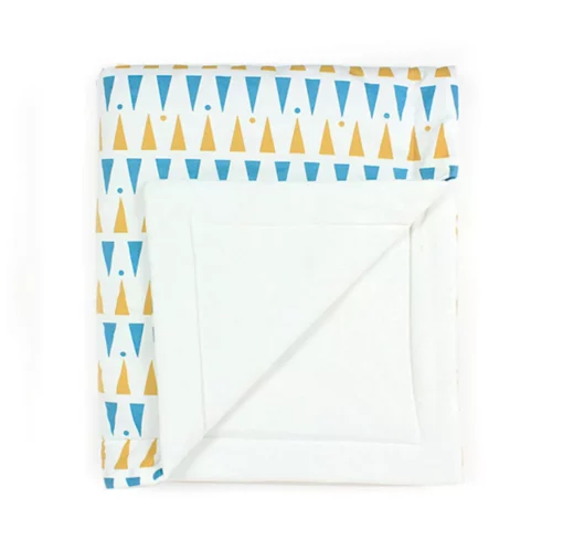 Edredon Copenhagen Triangles - Bleu/Miel -LES ENFANTS DU DESIGN Soldes plaid copehague blue honey triangles nobodinoz 1 1264x1234