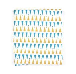 Edredon Copenhagen Triangles - Bleu/Miel -LES ENFANTS DU DESIGN Soldes plaid copehague blue honey triangles nobodinoz 2 1264x1234