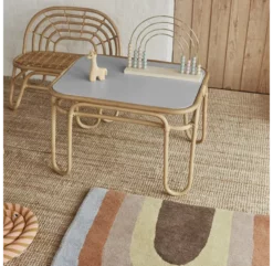 OYOY Table Enfant En Rotin Rainbow -LES ENFANTS DU DESIGN Soldes table enfant en rotin oyoy 4 1264x1234